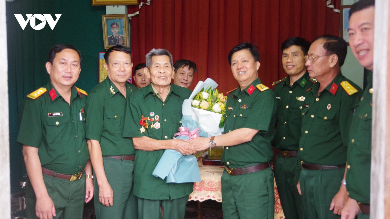 Quảng Trị thăm, tặng quà các chiến sĩ tham gia Chiến dịch Điện Biên Phủ