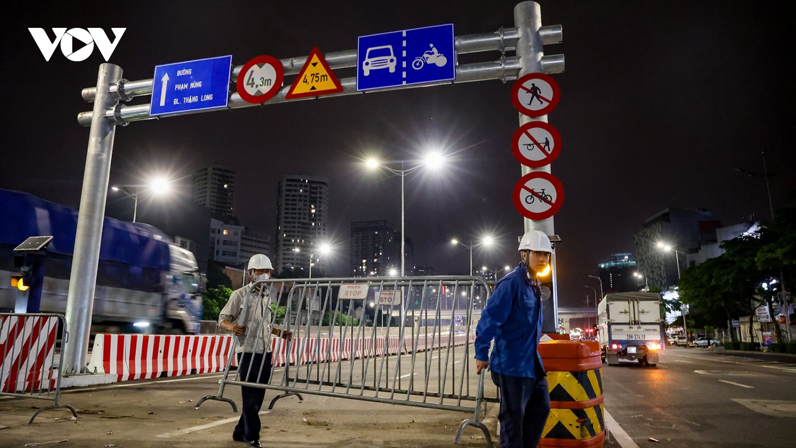 Gỡ rào chắn, chính thức thông xe 2 cầu vượt thép Mai Dịch