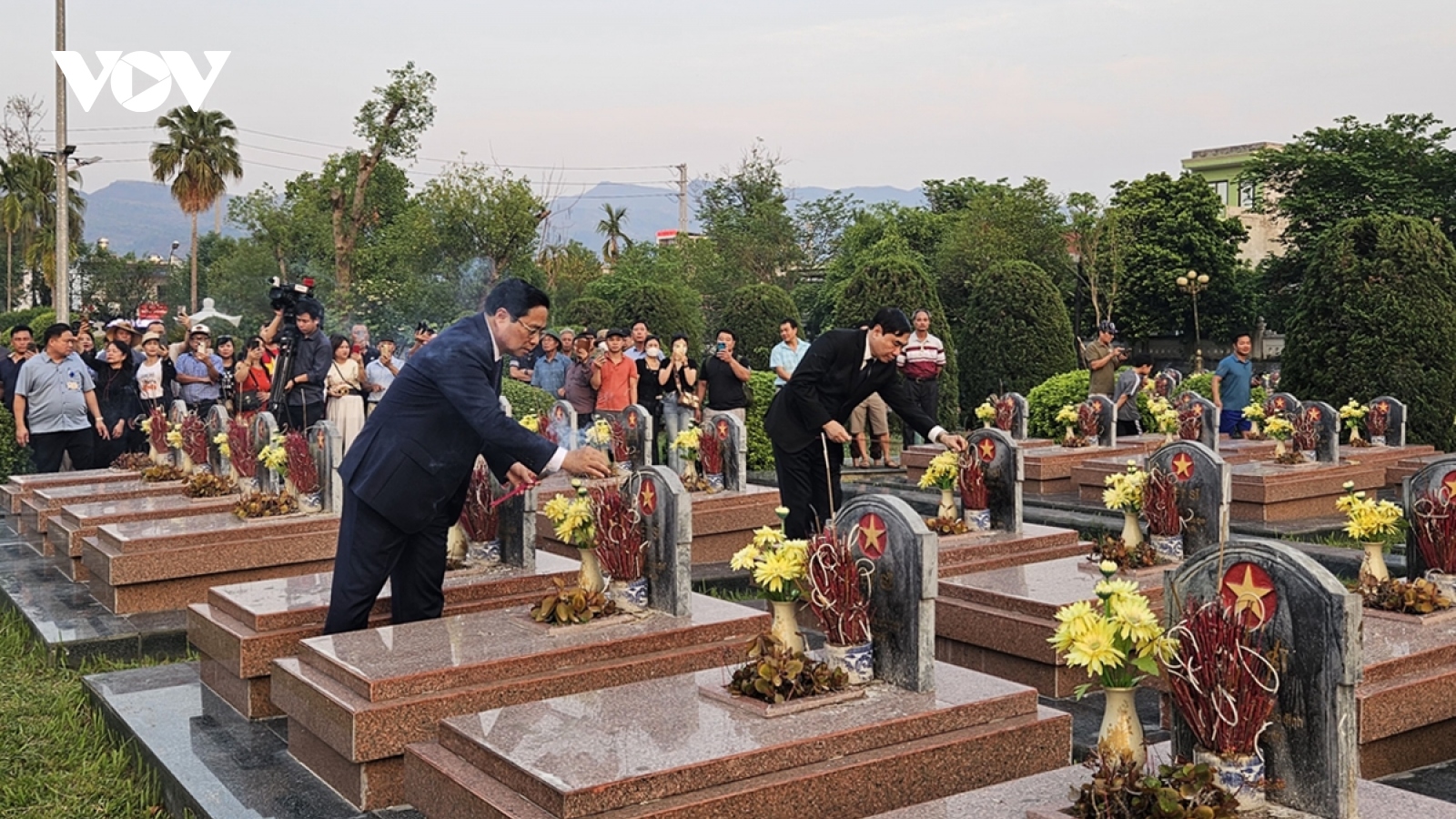 Thủ tướng dâng hương tưởng niệm Anh hùng, liệt sĩ tại Nghĩa trang liệt sĩ A1