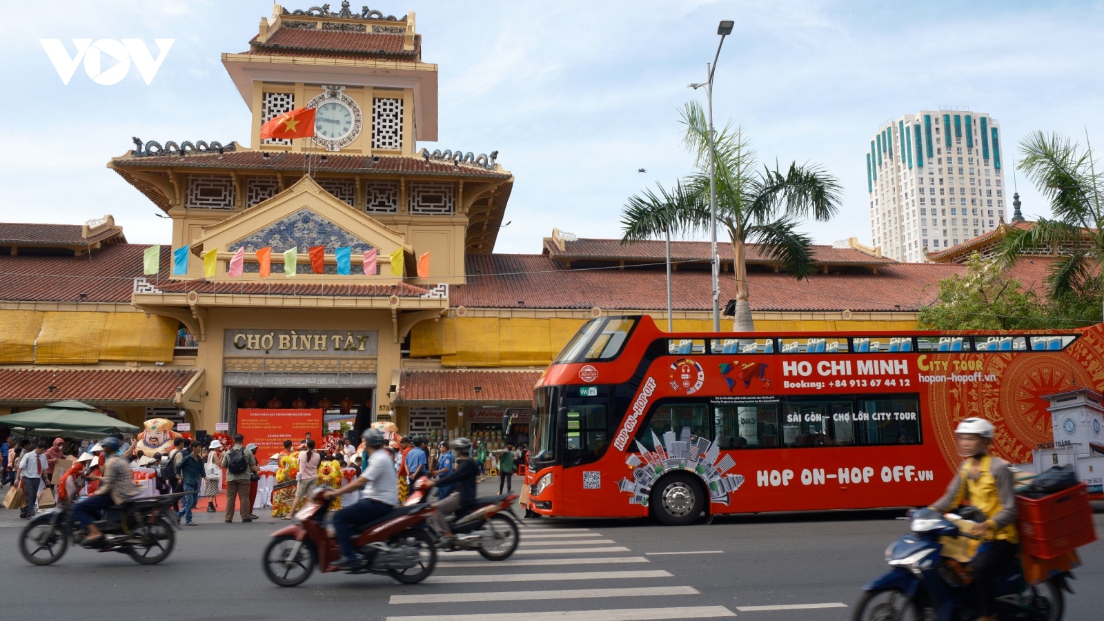 Trải nghiệm văn hóa Việt – Hoa giữa lòng TP.HCM trên xe buýt 2 tầng