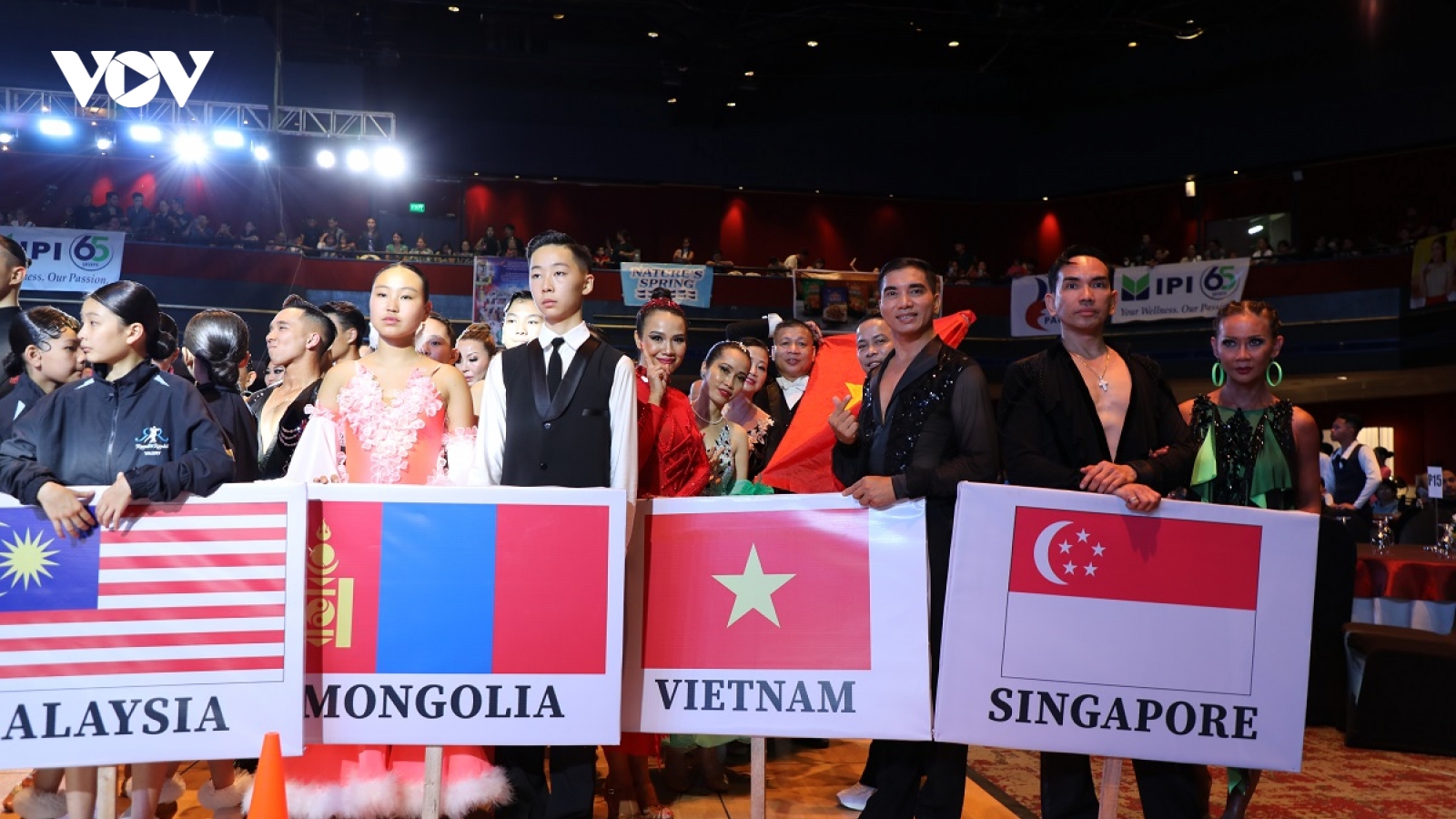 Cặp đôi vận động viên Việt Nam dự giải VĐTG Dancesport tại Đức