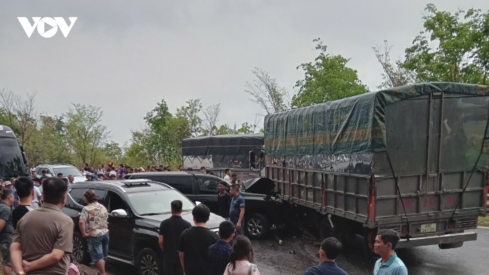 3 xe ô tô va chạm, Quốc lộ 6 ách tắc gần 3 giờ đồng hồ