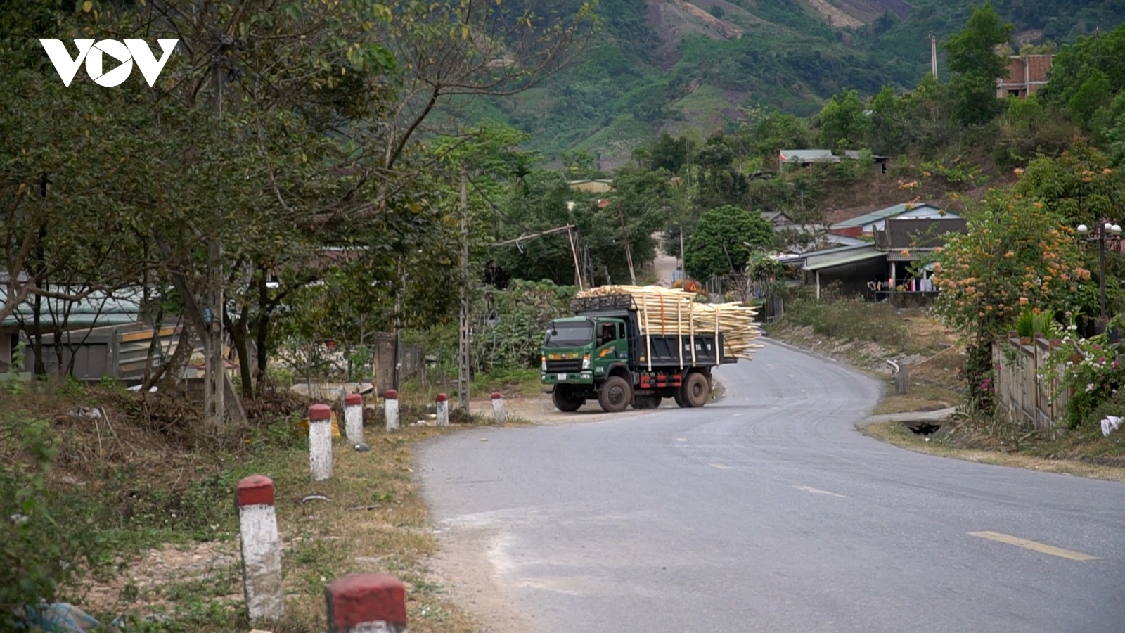 Tiềm ẩn nguy cơ tai nạn giao thông từ xe quá khổ, quá tải