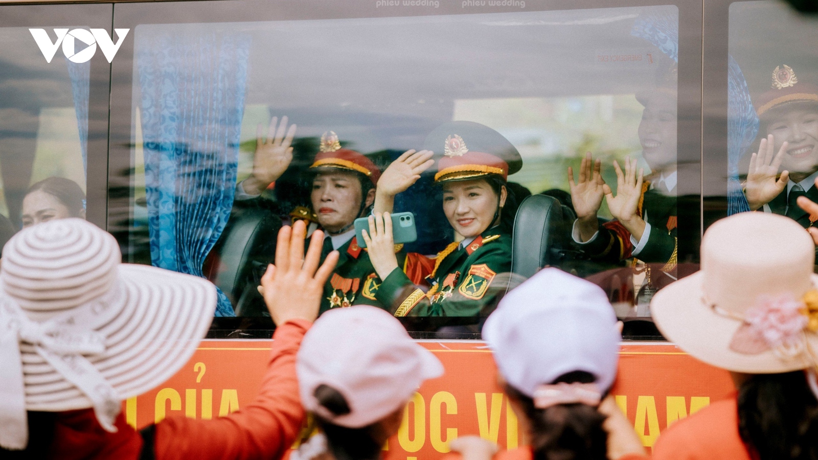 Người dân Điện Biên lưu luyến chia tay các đơn vị diễu binh, diễu hành
