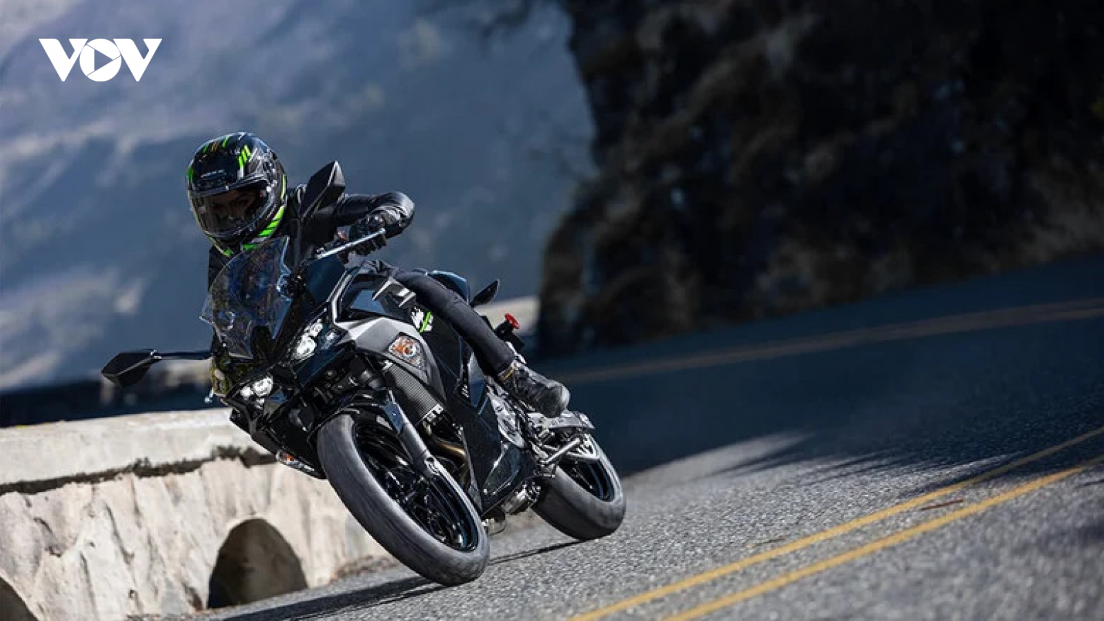 5 mẫu xe Kawasaki rẻ nhất dành cho người mới lái mô tô