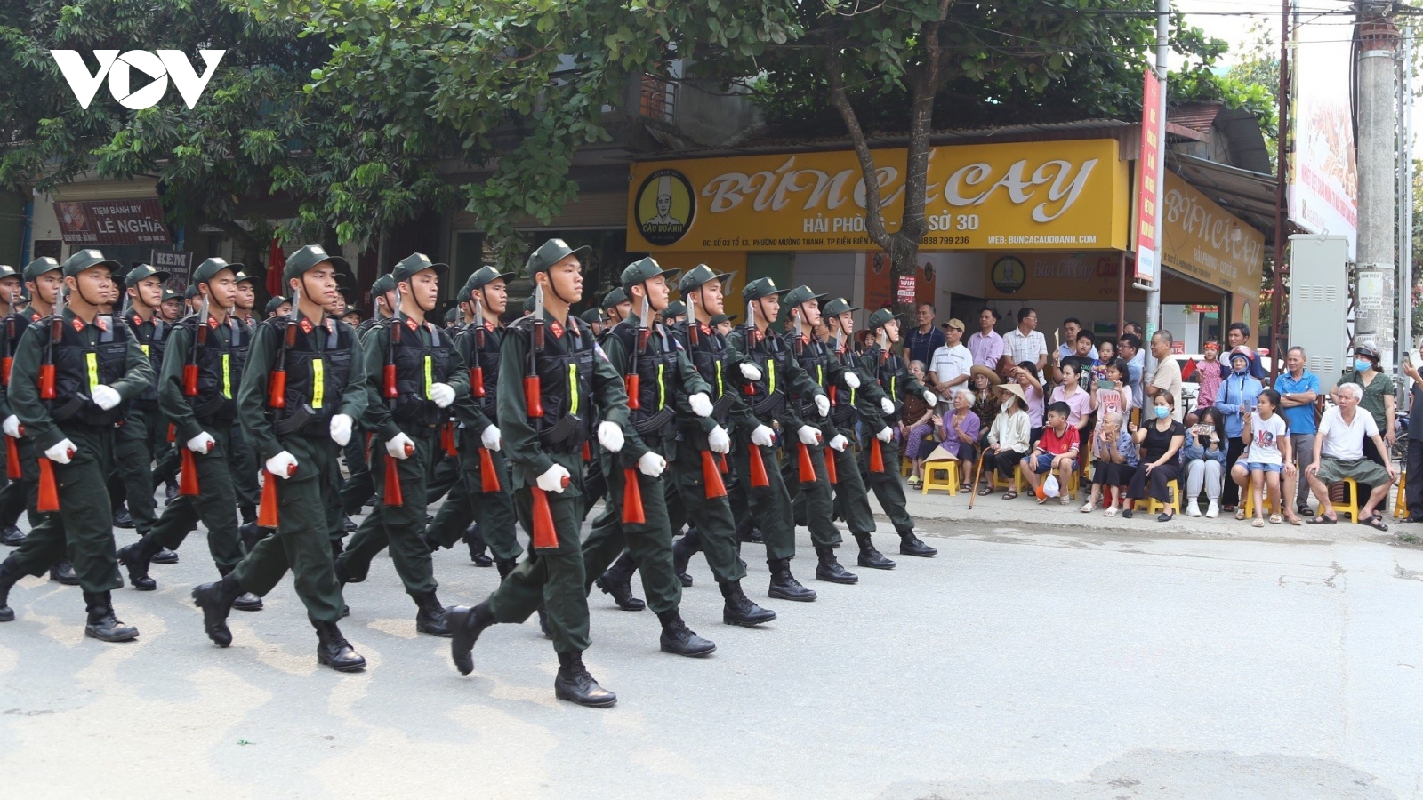 Các khối diễu binh, diễu hành của lực lượng Công an thu hút người dân Điện Biên
