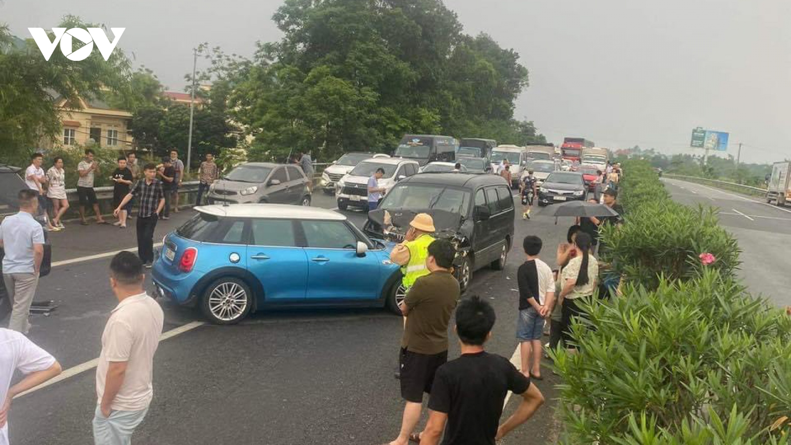 Tai nạn liên hoàn trên cao tốc Nội Bài - Lào Cai gây ách tắc giao thông kéo dài