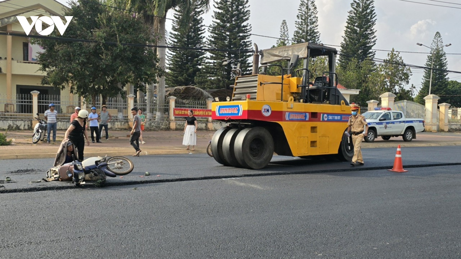 Va chạm với xe lu, một cháu bé tử vong