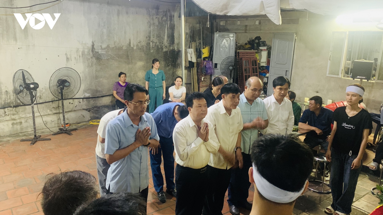 Chủ tịch huyện Tiên Du thăm hỏi gia đình 2 nữ sinh nghi nhảy cầu ở Bắc Ninh