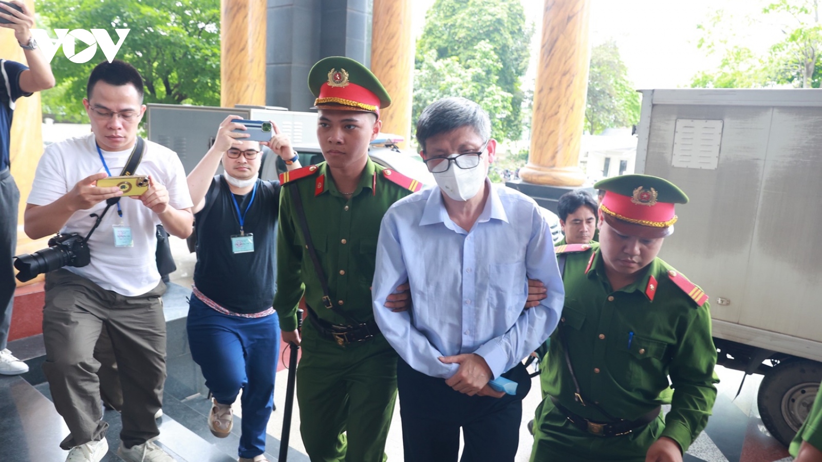 Cựu Bộ trưởng Y tế Nguyễn Thanh Long đeo khẩu trang hầu tòa phúc thẩm