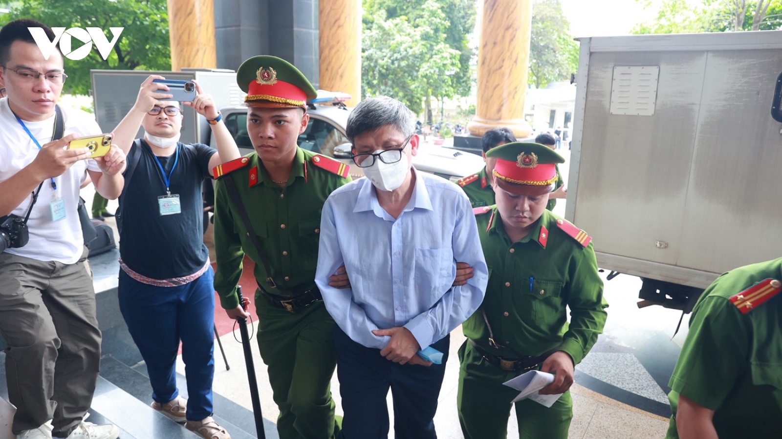 Cựu Bộ trưởng Y tế Nguyễn Thanh Long được giảm án 1 năm tù