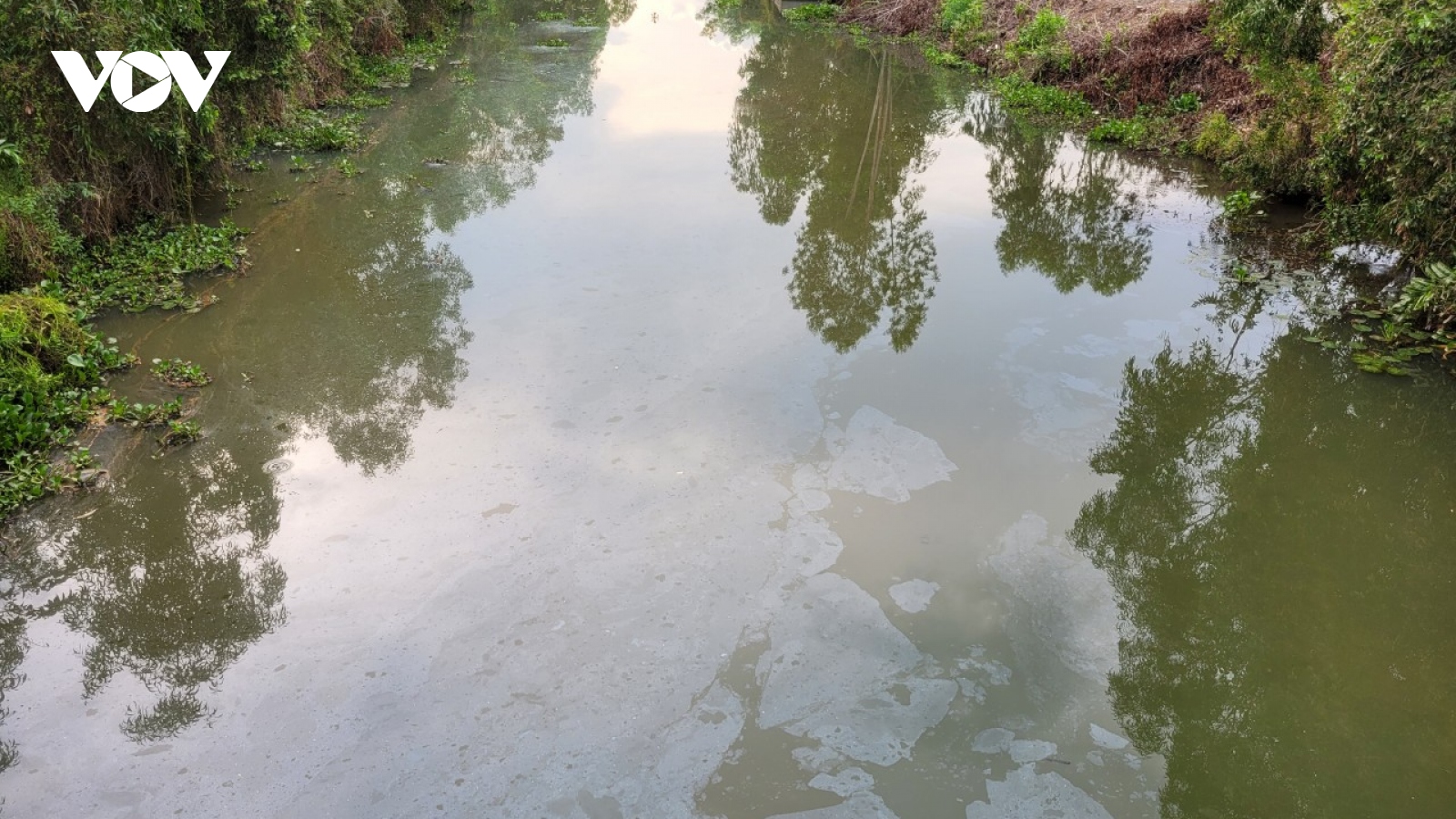 Nhiều dòng kênh nước bỗng dưng đen ngòm đe dọa cuộc sống hàng nghìn hộ dân
