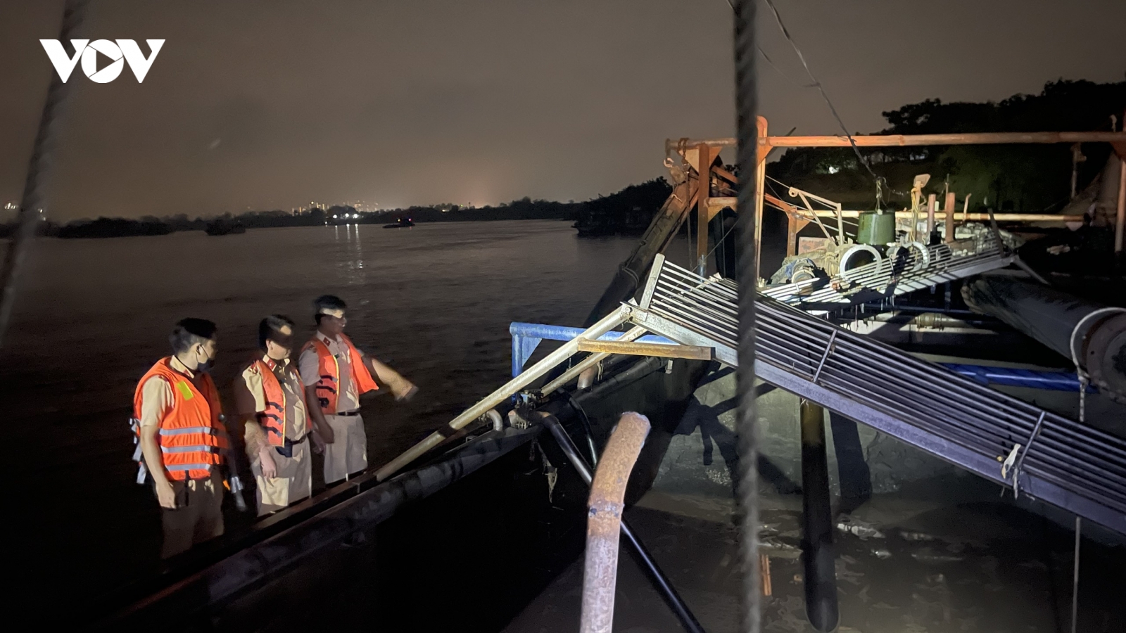 Bị phát hiện, 4 tàu hút cát trái phép bỏ chạy và tìm cách tiêu hủy chứng cứ