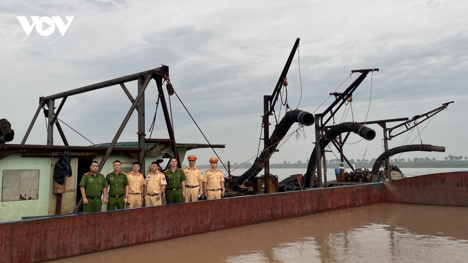 Phát hiện 4 tàu hút cát trái phép trên sông Hồng