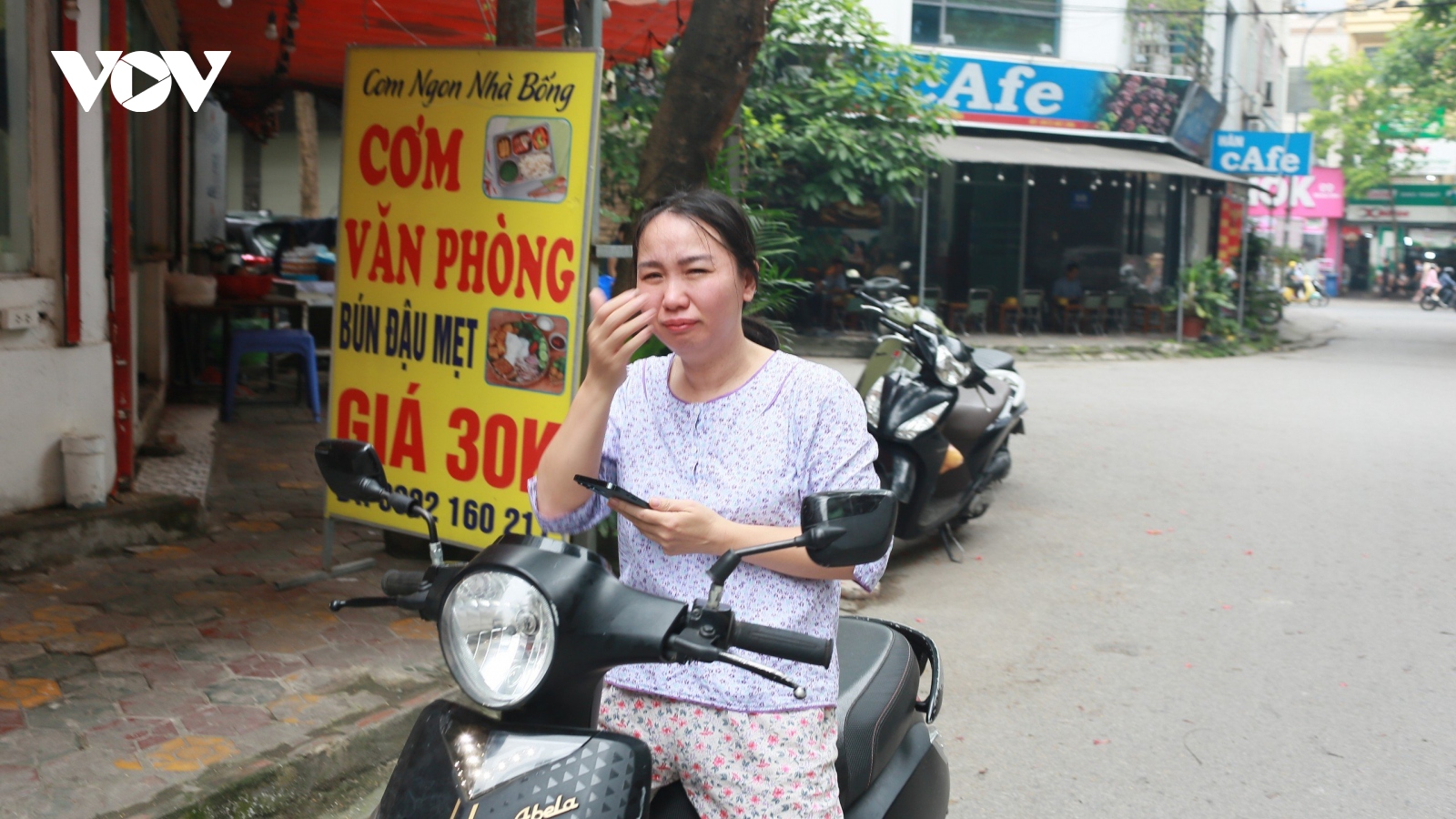 Nhớn nhác tìm người thân trong vụ cháy nhà trọ thương tâm ở Trung Kính, Hà Nội