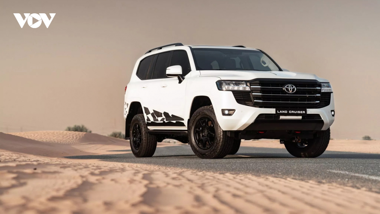 Toyota Land Cruiser 300 ra mắt phiên bản đặc biệt ăn mừng chiến thắng cuộc đua