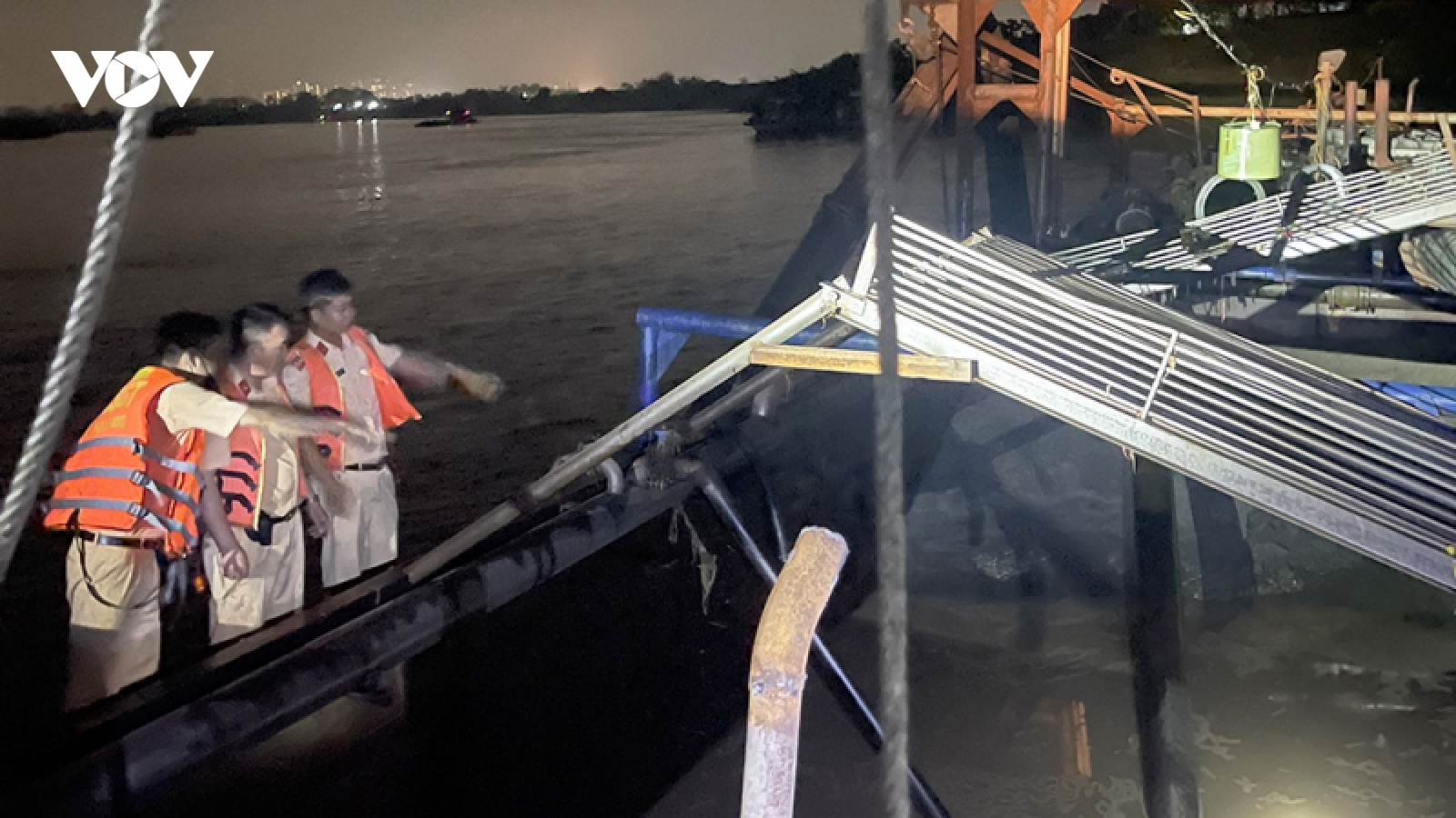 Khởi tố ổ nhóm khai thác cát trái phép trên sông Hồng