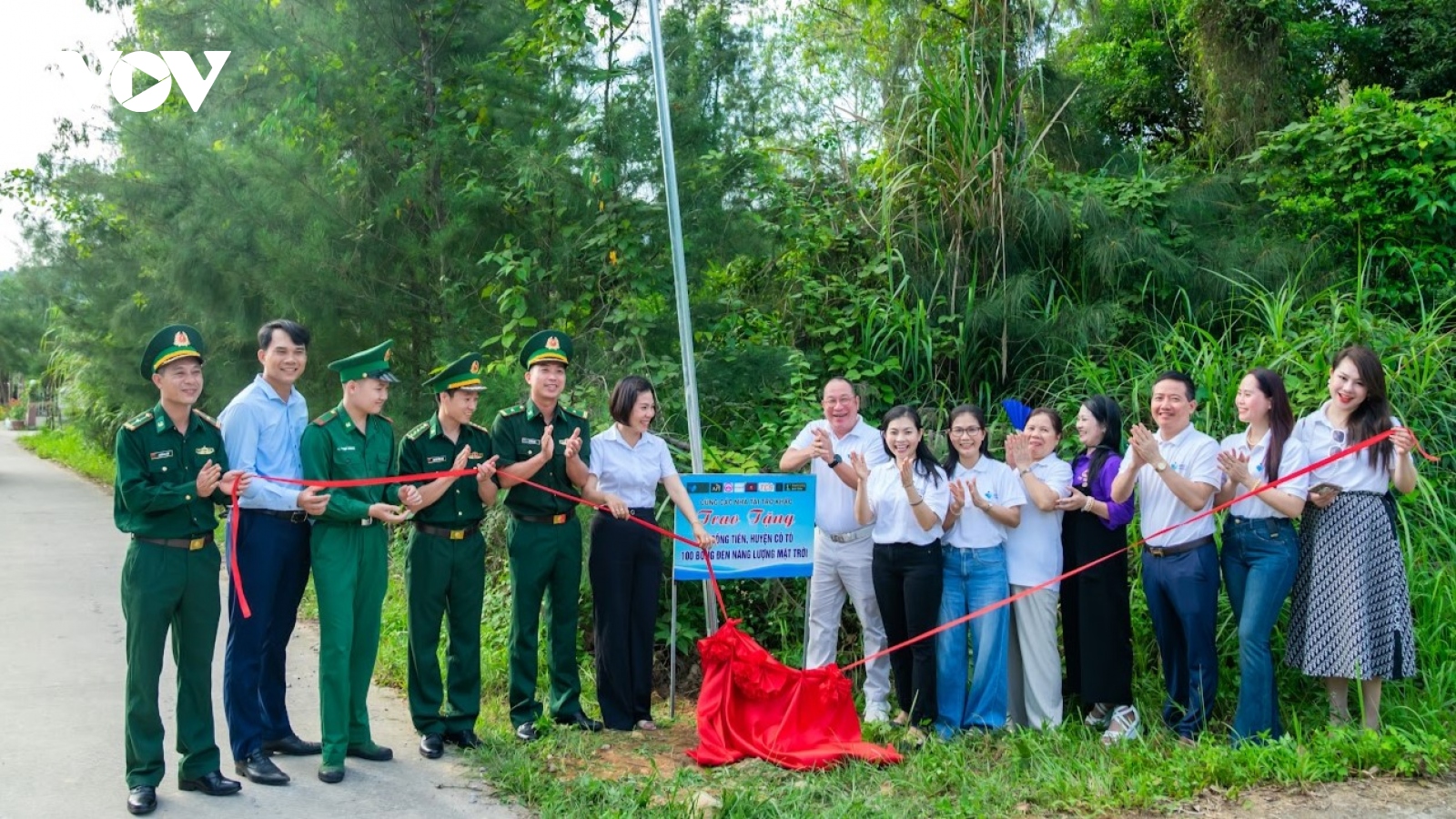 "Vì tương lai" mang ánh sáng đến vùng biên giới, hải đảo
