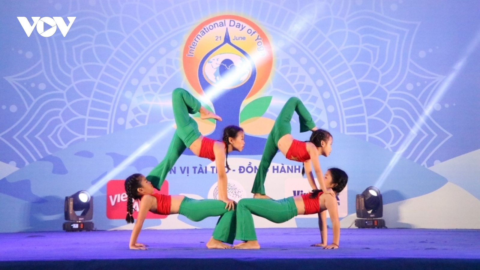 Over 1,500 people join yoga performance in Da Nang