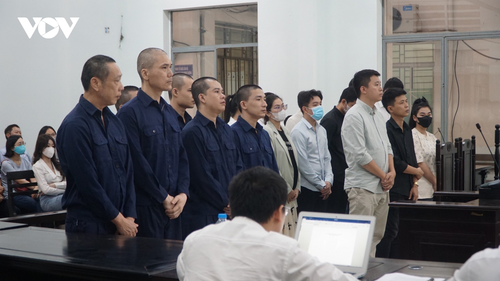 Xét xử cựu cán bộ công an và 17 bị cáo liên quan đến vụ án đánh bạc ở Khánh Hòa