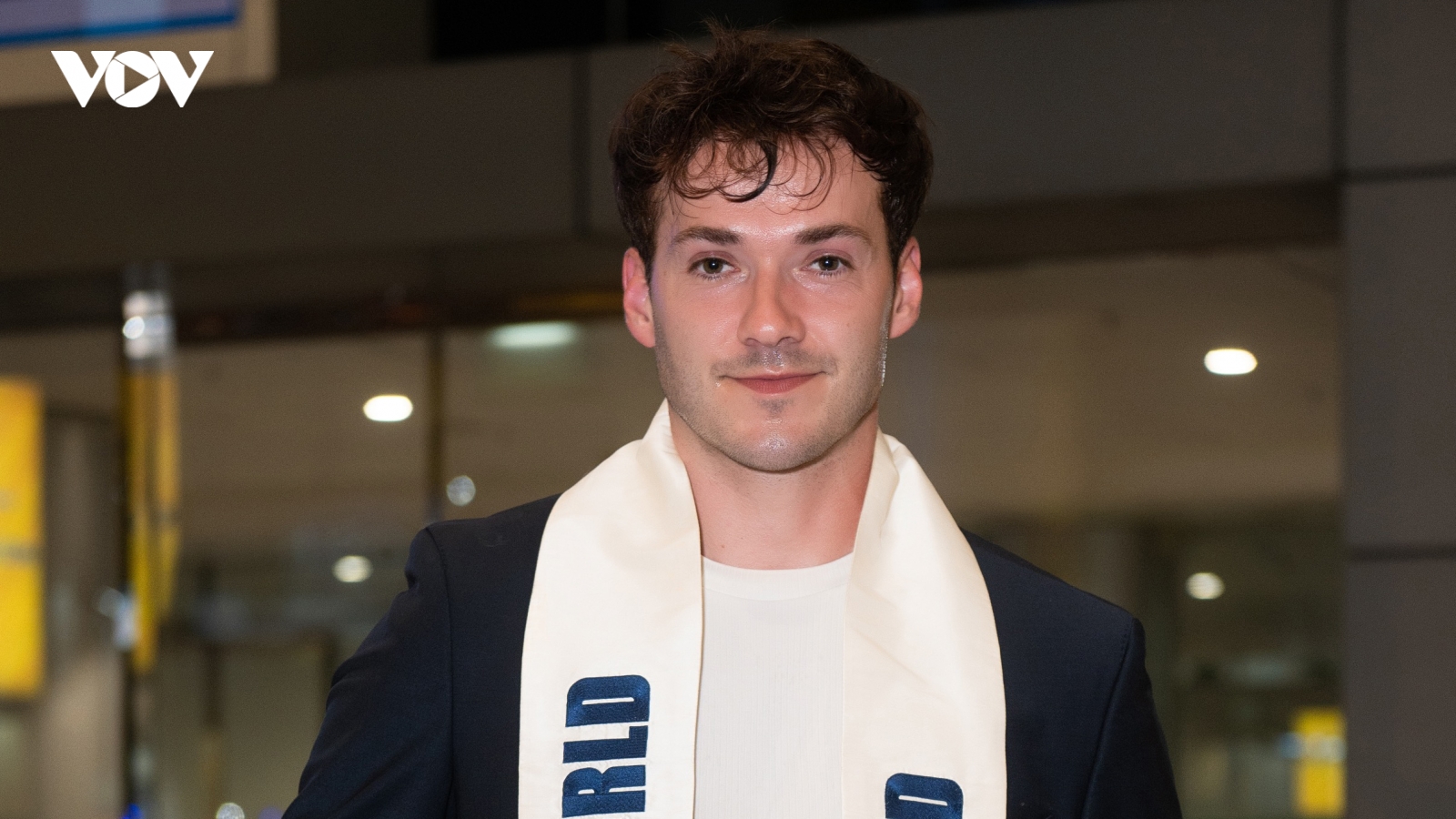 Mr World 2019 muốn được ăn bánh mì khi vừa tới Việt Nam