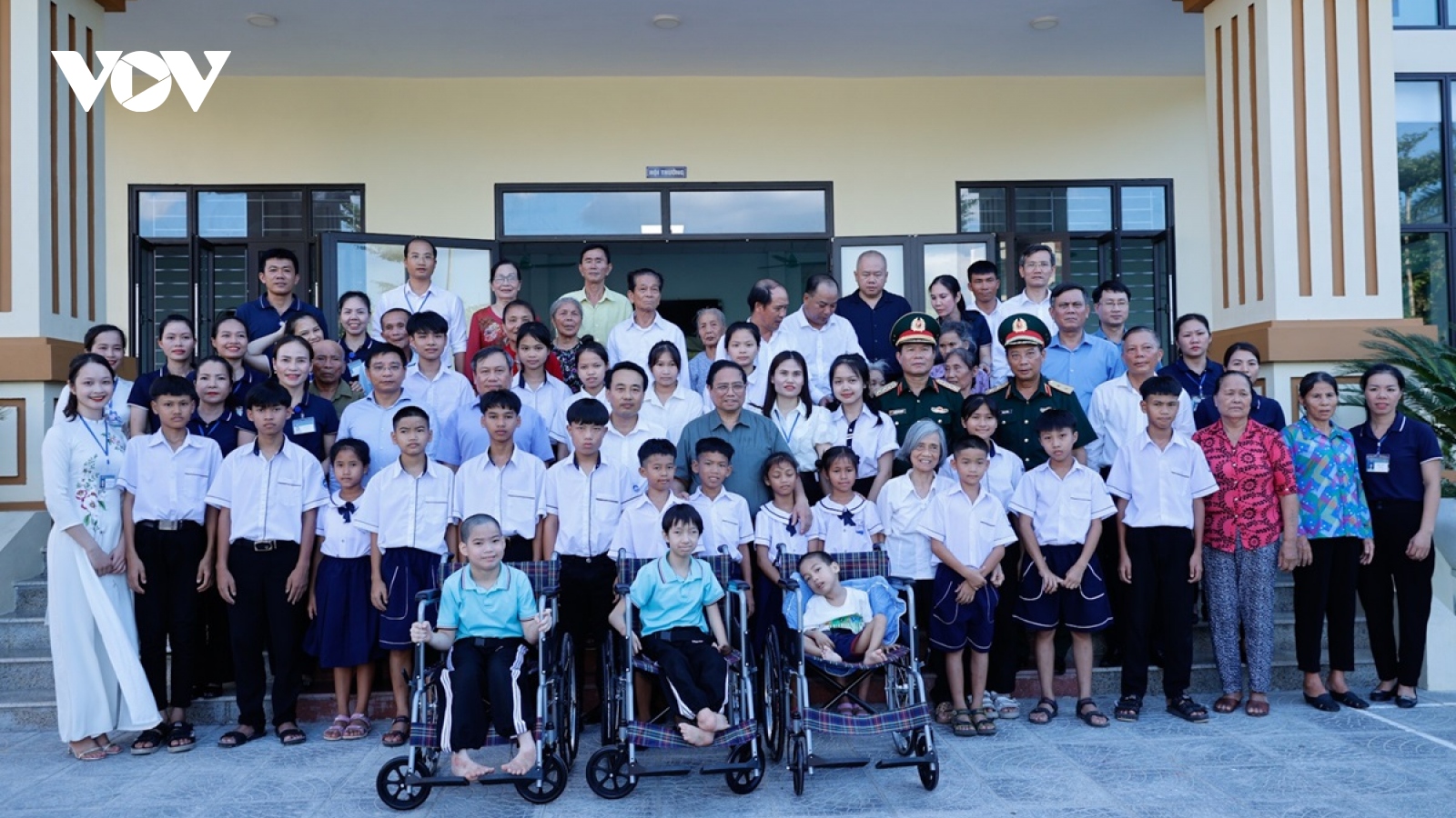 Thủ tướng thăm và tặng quà trẻ em, người tàn tật tại Quảng Bình