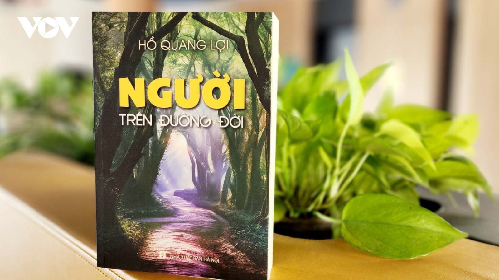 Nhà báo Hồ Quang Lợi ra mắt sách “Người trên đường đời”