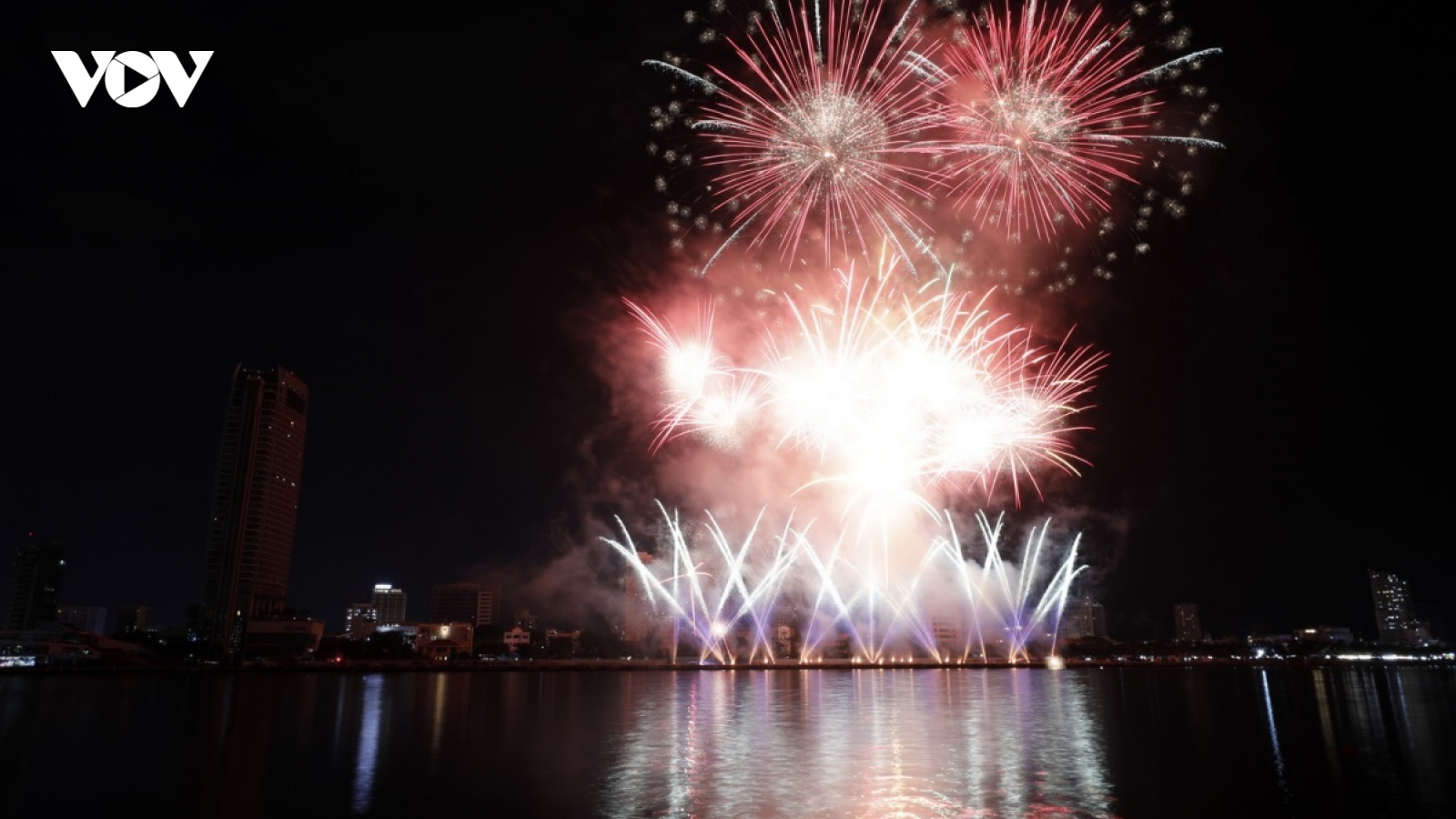 Spectacular fireworks display of Vietnam at DIFF 2024