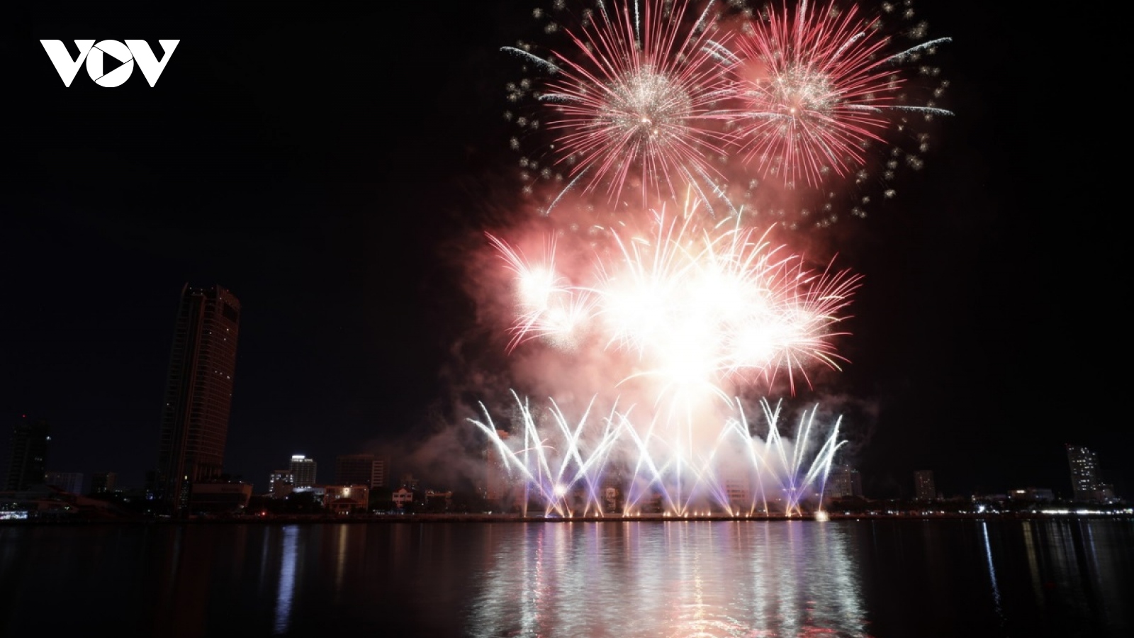 Spectacular fireworks display of Vietnam at DIFF 2024
