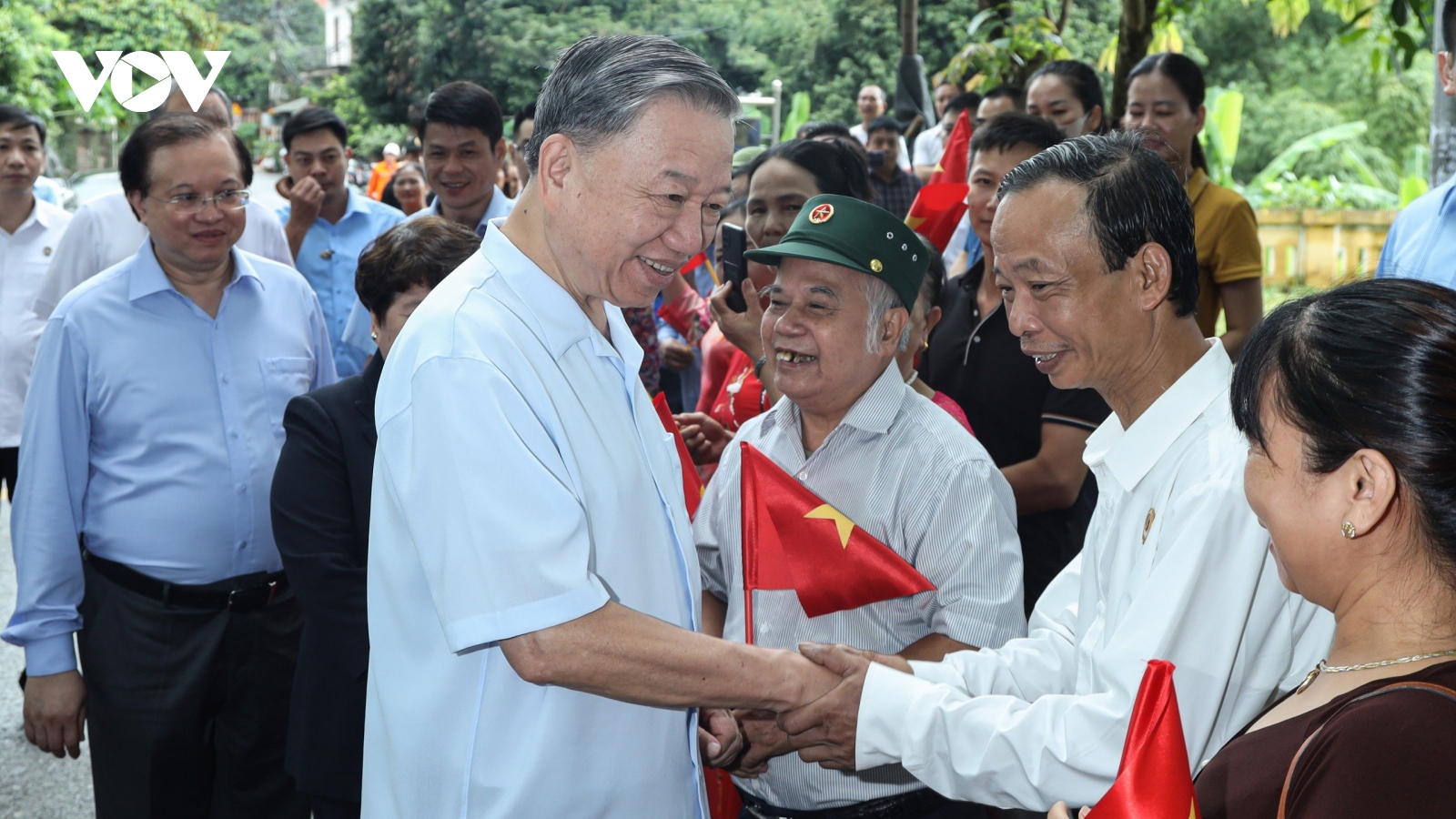 Chủ tịch nước Tô Lâm thăm, tặng quà nhân dân làng cổ Đường Lâm, Hà Nội