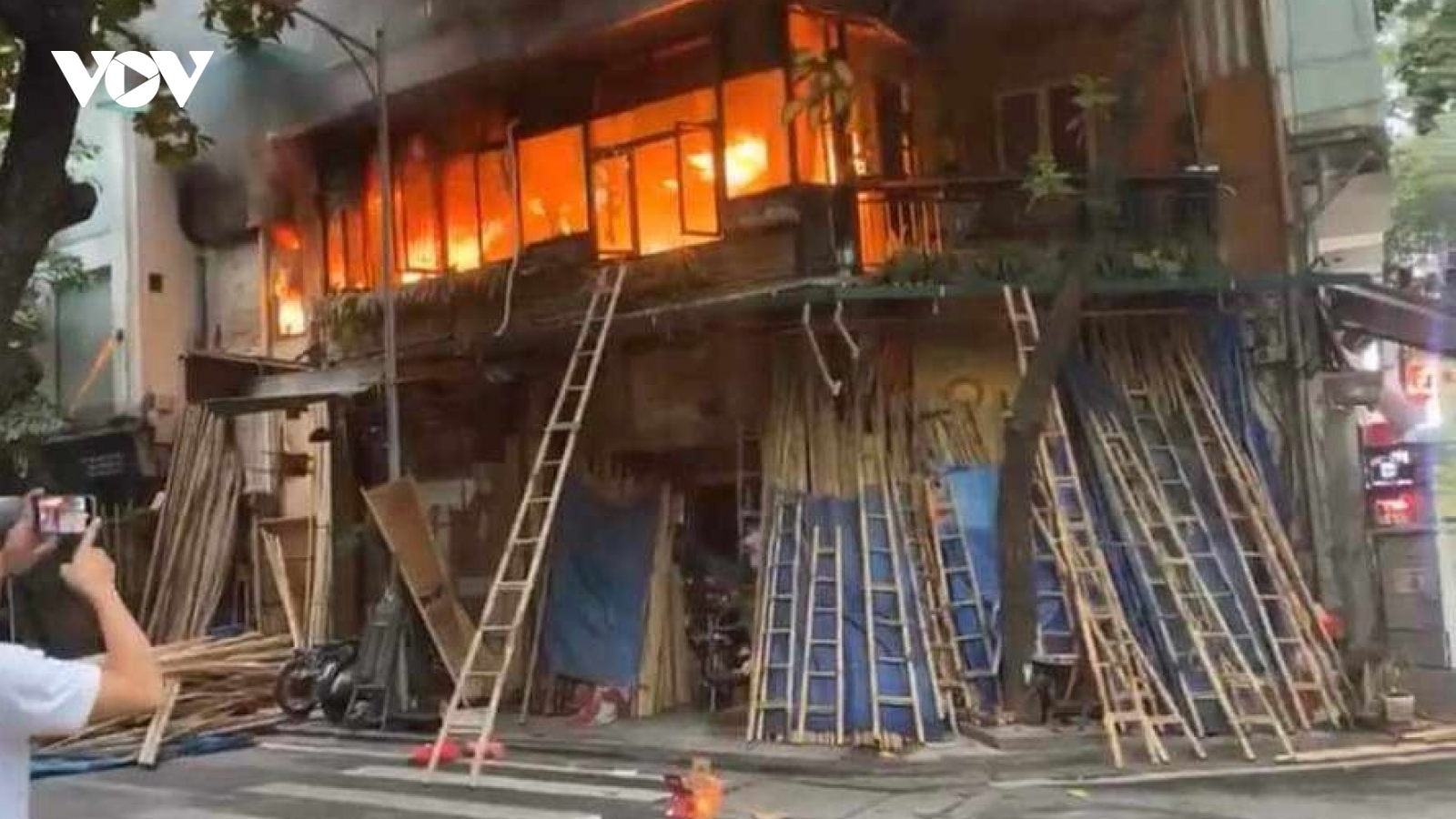 Cháy nhà trên phố cổ Hà Nội, nhiều người hoảng sợ
