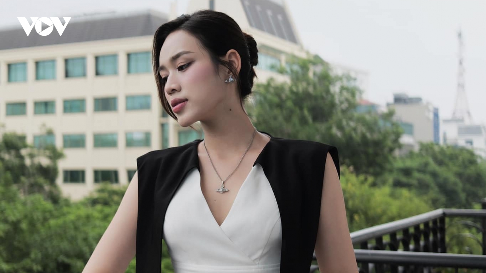 Thời trang "nữ tổng tài" của Hoa hậu Đỗ Thị Hà khi lấn sân kinh doanh