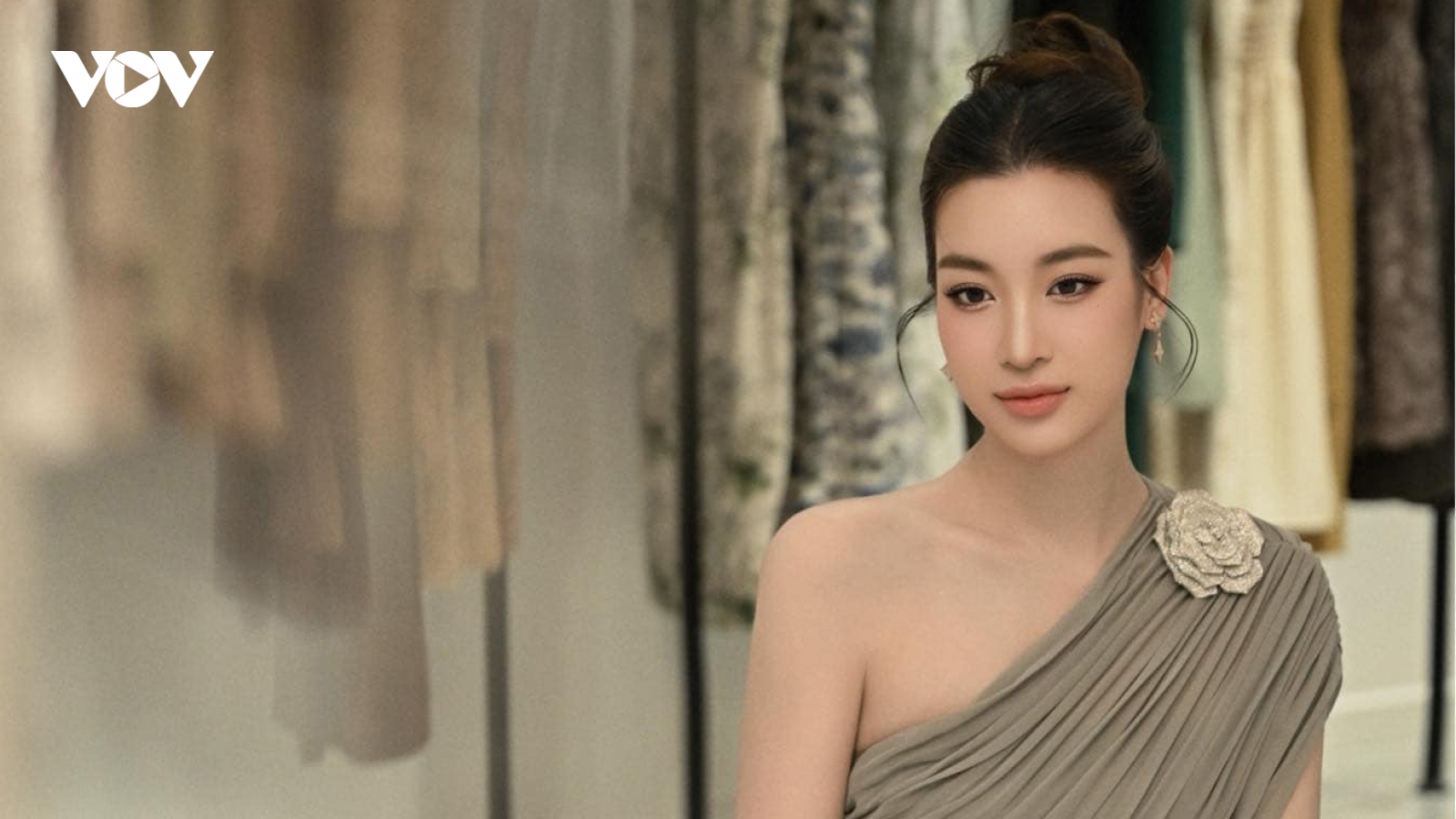Đỗ Mỹ Linh chuộng phong cách kín đáo sau khi làm dâu hào môn