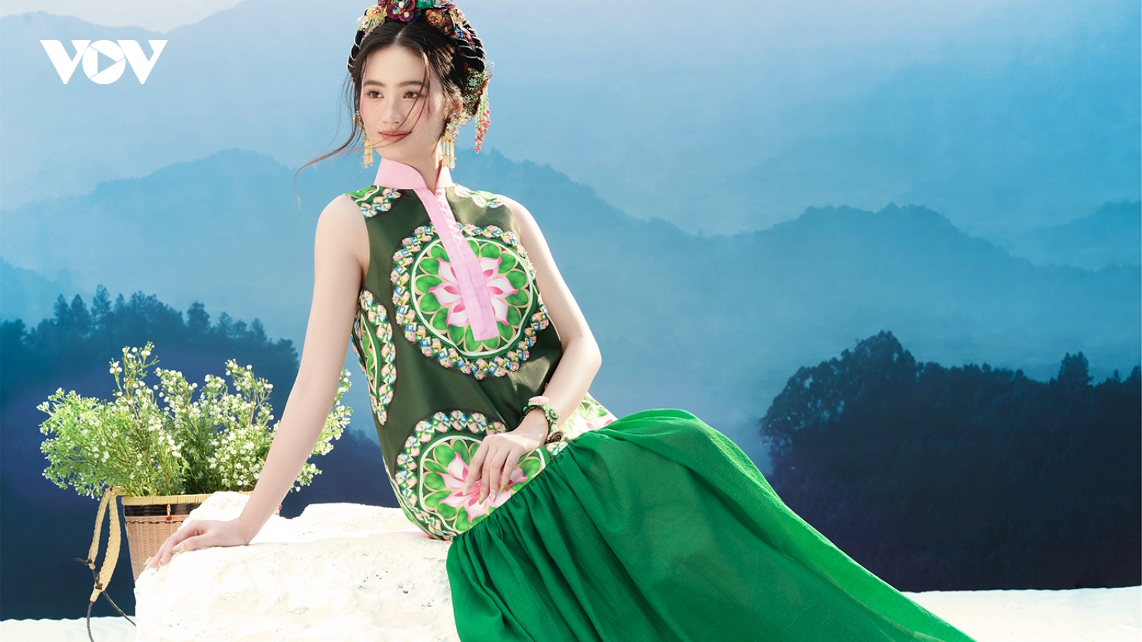 Hoa hậu Ý Nhi xinh đẹp trong trang phục lấy cảm hứng từ chiếc khăn Piêu