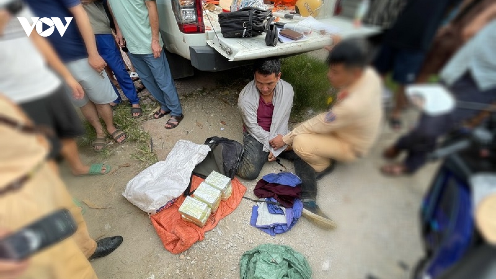 CSGT khống chế kịp thời đối tượng vận chuyển 18 bánh heroin bằng xe máy