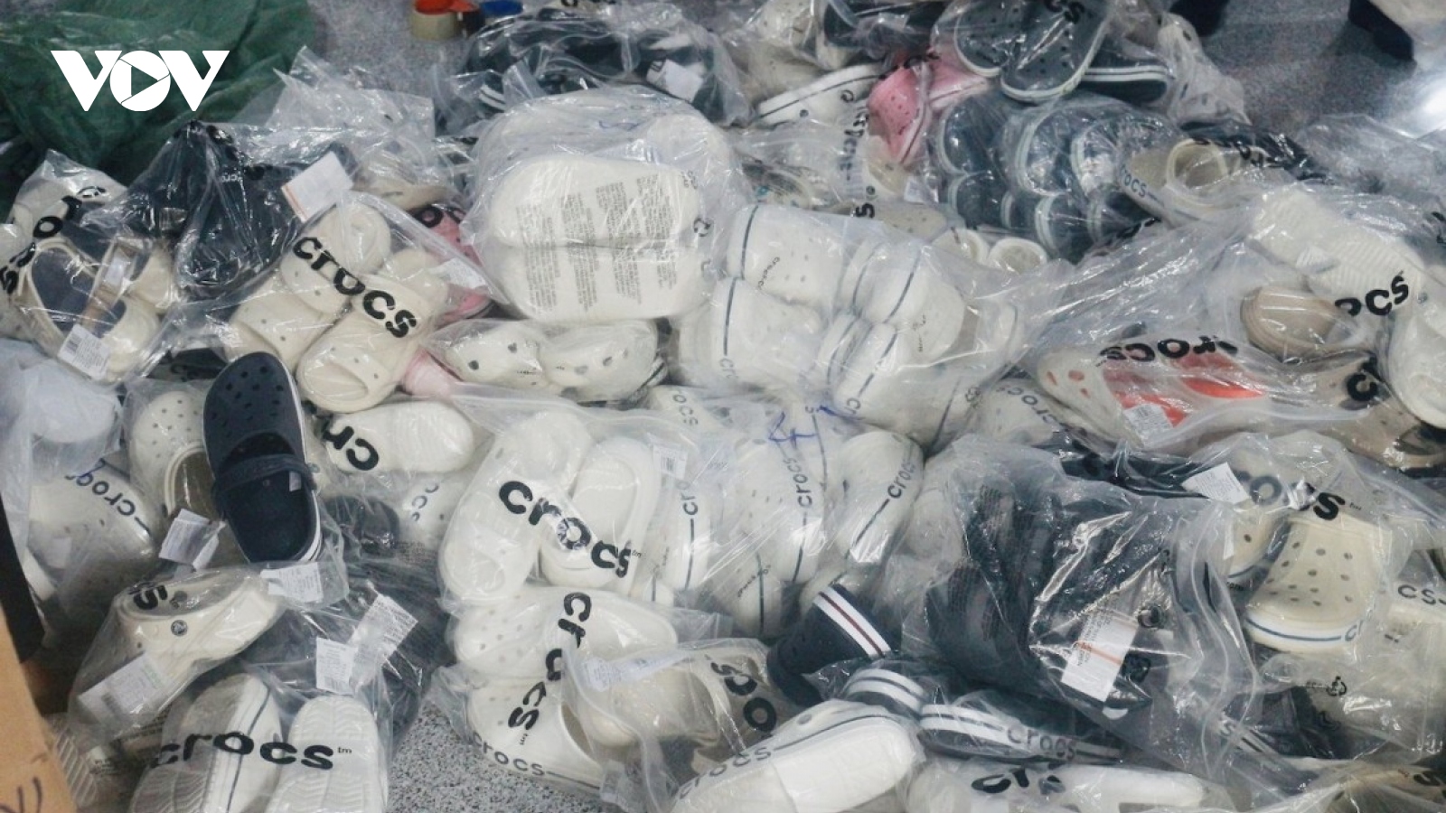 Đà Nẵng: Tạm giữ hơn 1.800 đôi giày, dép nghi giả nhãn hiệu Nike và Crocs