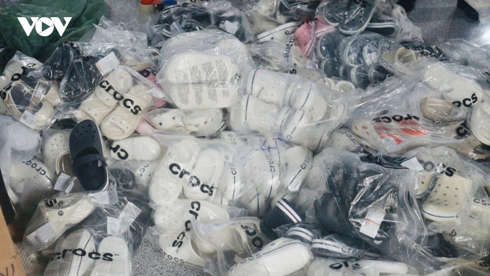 Đà Nẵng: Tạm giữ hơn 1.800 đôi giày, dép nghi giả nhãn hiệu Nike và Crocs