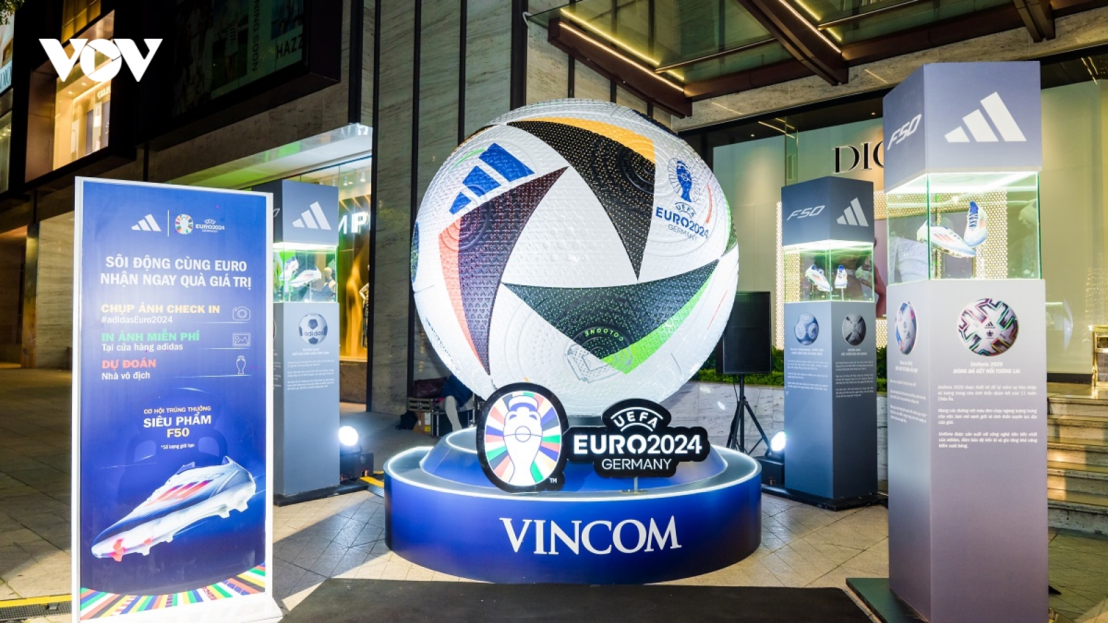 Quả bóng khổng lồ EURO 2024 đã lăn đến Thủ đô Hà Nội