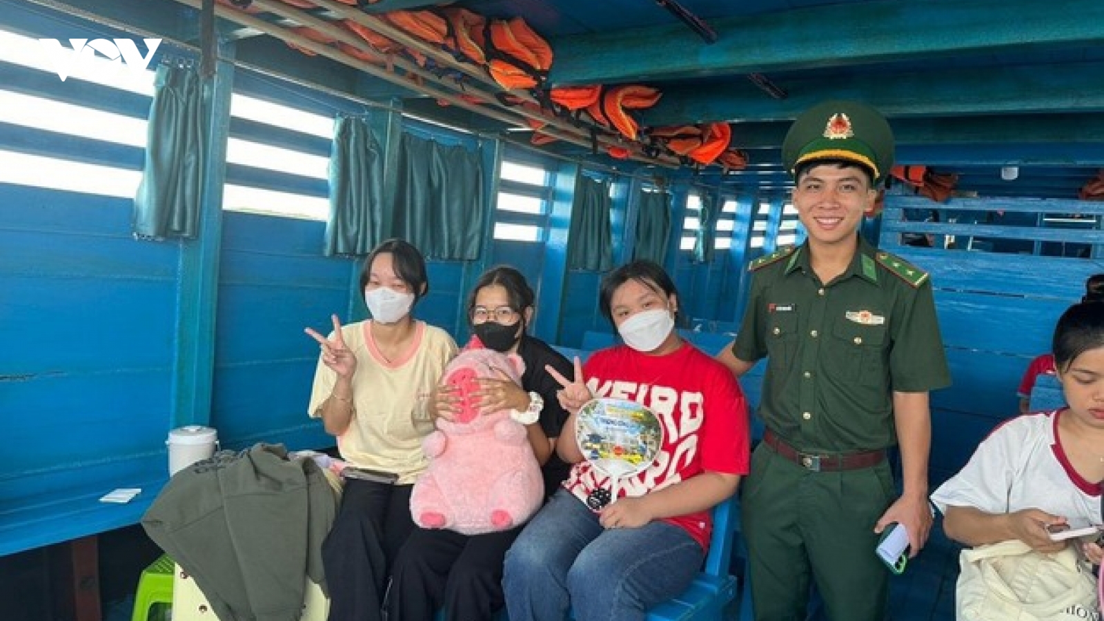 Bộ đội biên phòng đưa sĩ tử xã đảo vượt sóng vào đất liền thi tốt nghiệp THPT
