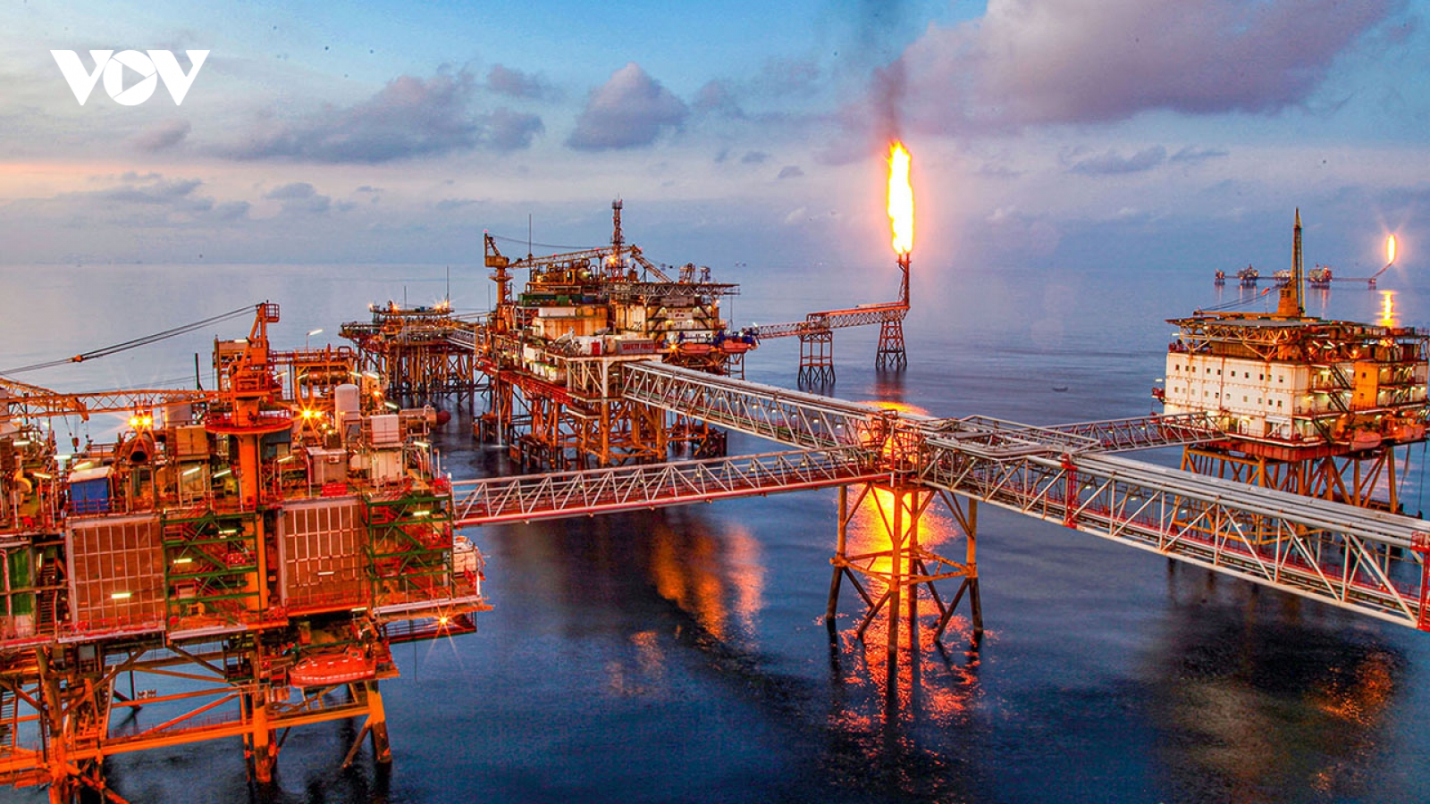 Petrovietnam tiếp tục duy trì tăng trưởng khi giá dầu đảo chiều giảm mạnh