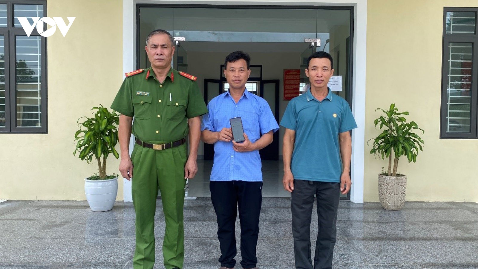 Chủ quán tạp hoá nhờ công an tìm người, trả lại 90 triệu đồng