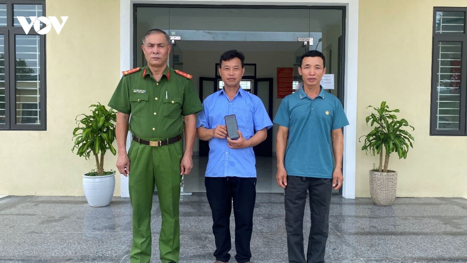 Chủ quán tạp hoá nhờ công an tìm người, trả lại 90 triệu đồng