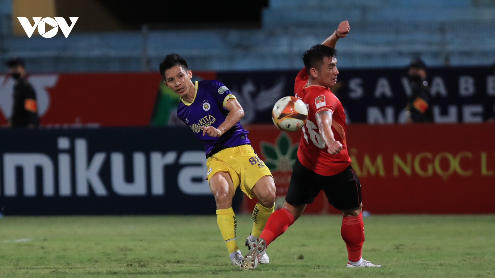 Văn Quyết đá hỏng phạt đền, Hà Nội FC thắng kịch tính CAHN
