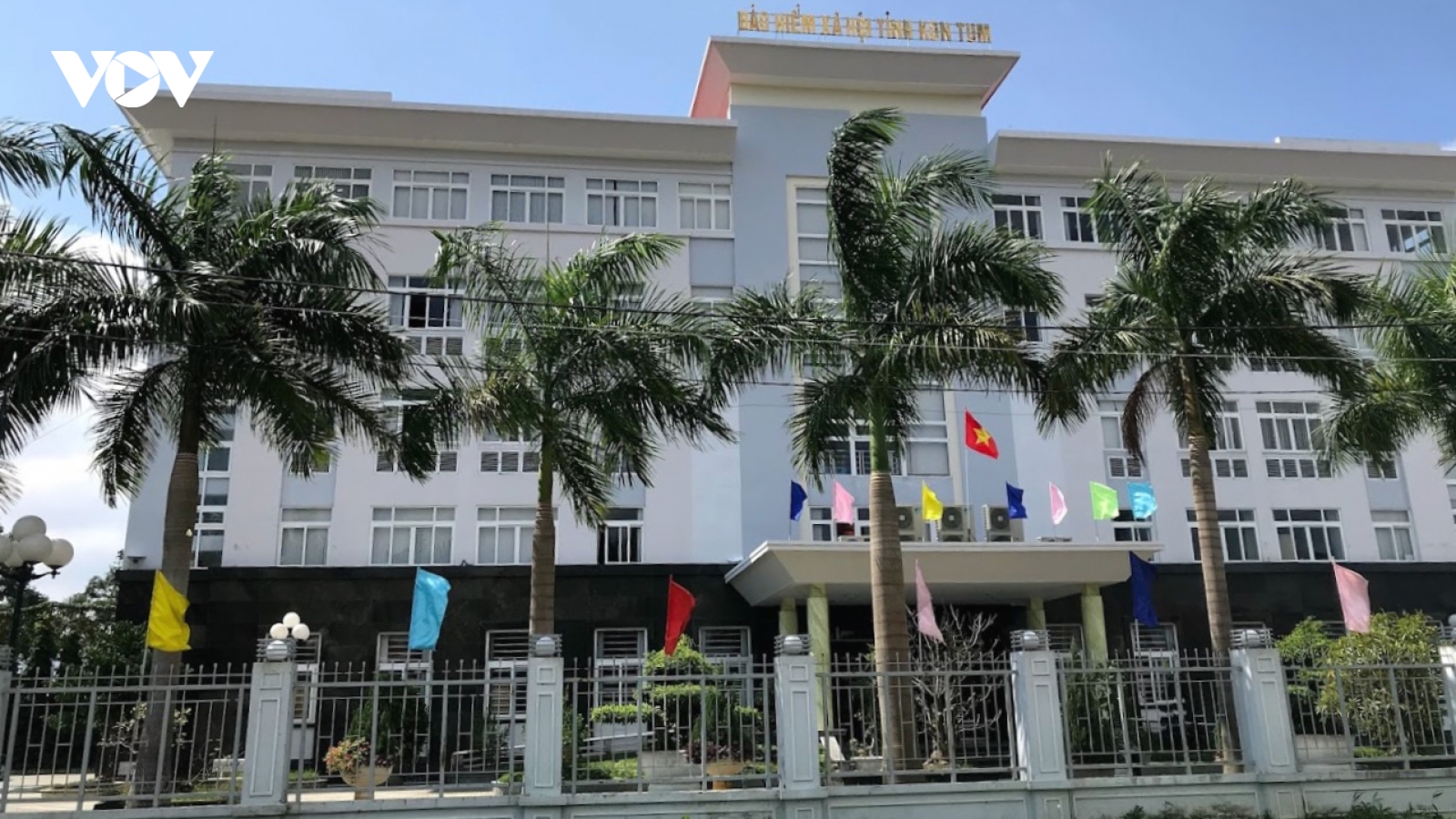 Giả nhân viên bảo hiểm xã hội để lừa đảo