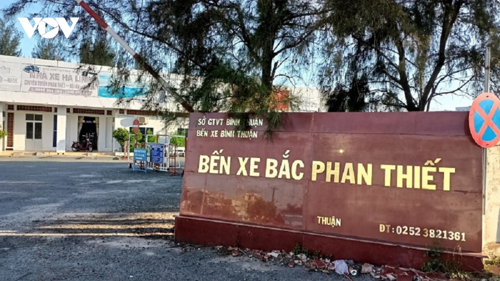 Phát hiện cô gái với nhiều vết thương trong nhà vệ sinh ở bến xe Phan Thiết