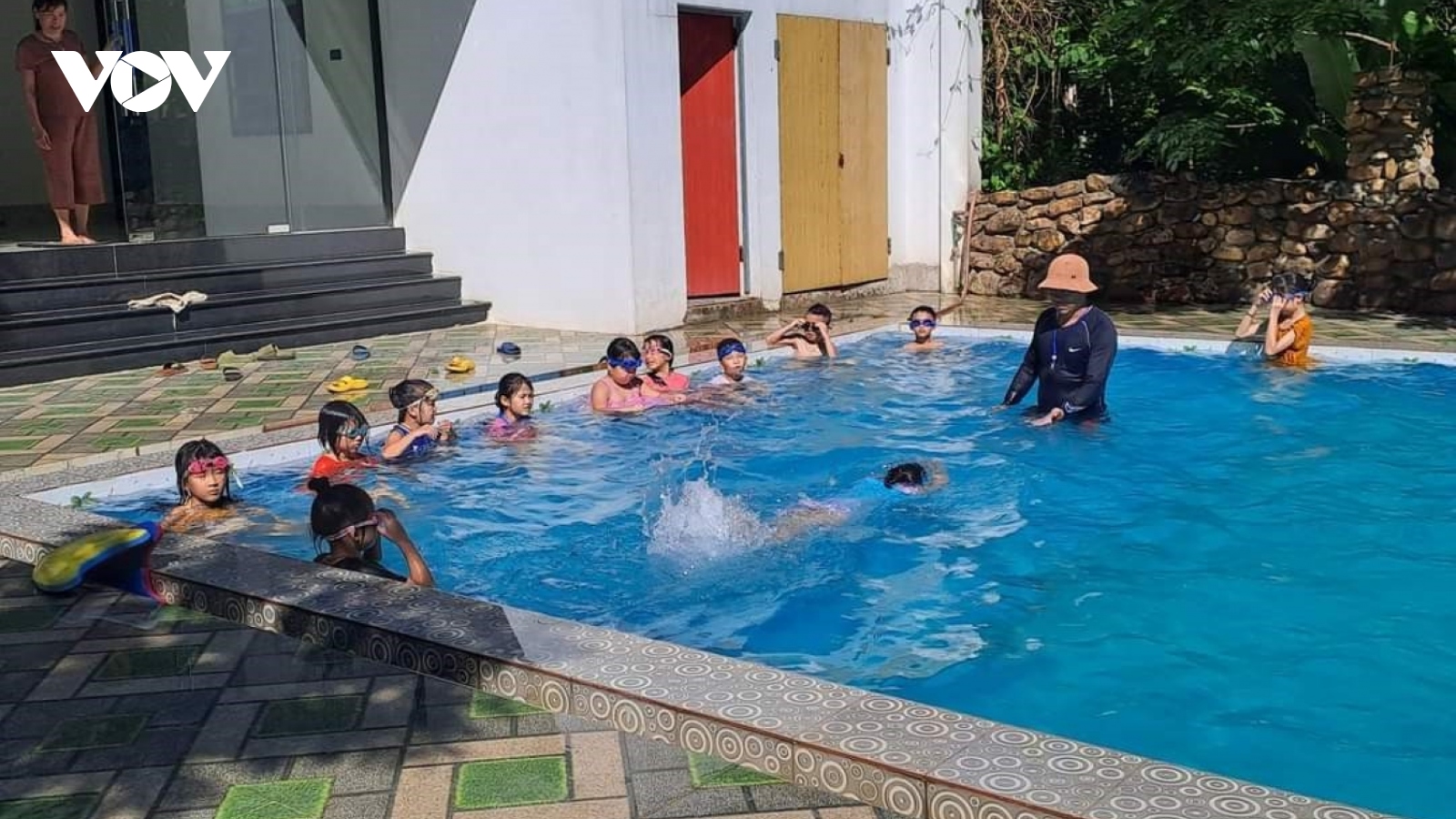 Quảng Bình tăng cường mở lớp dạy bơi miễn phí cho trẻ em dịp hè