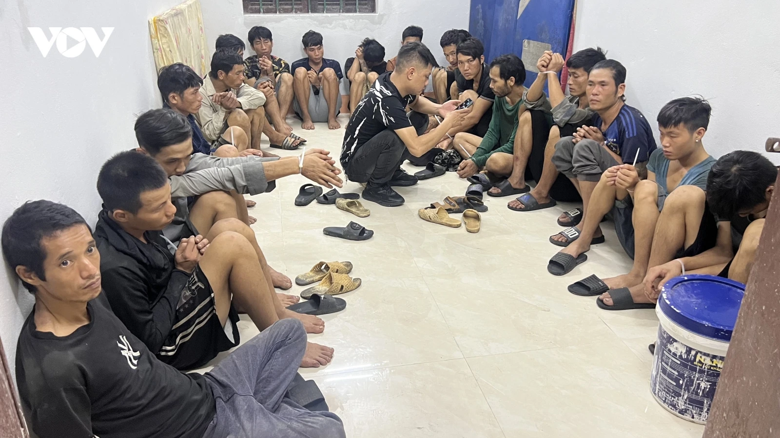 Phát hiện xe ô tô chở 19 đối tượng nghiện ma túy