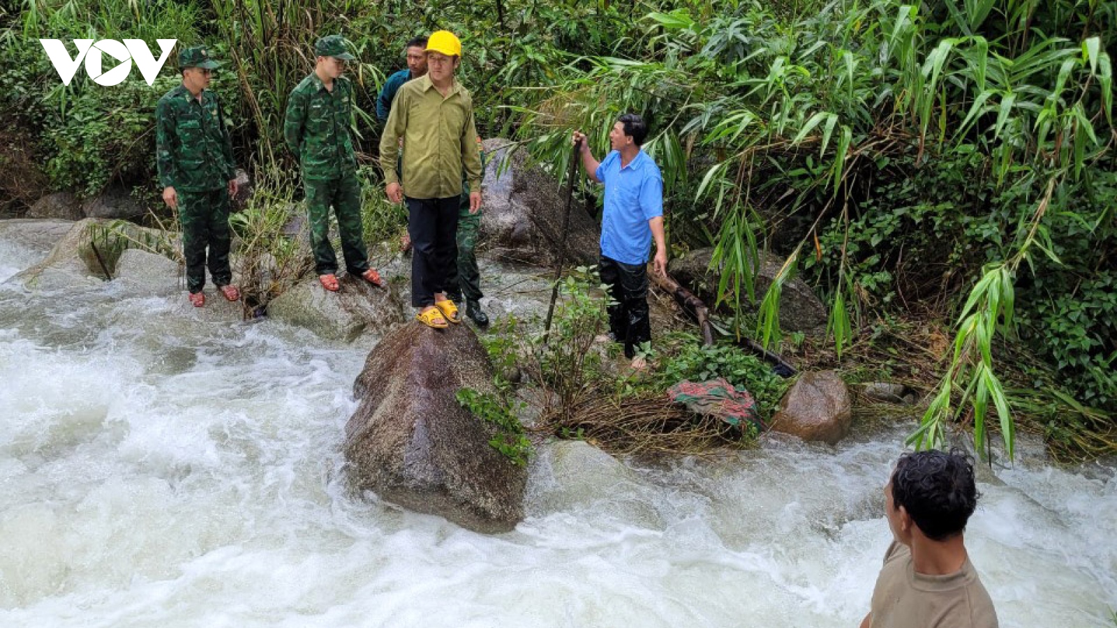 Qua suối khi trời mưa, 3 người bị cuối trôi, 1 người mất tích