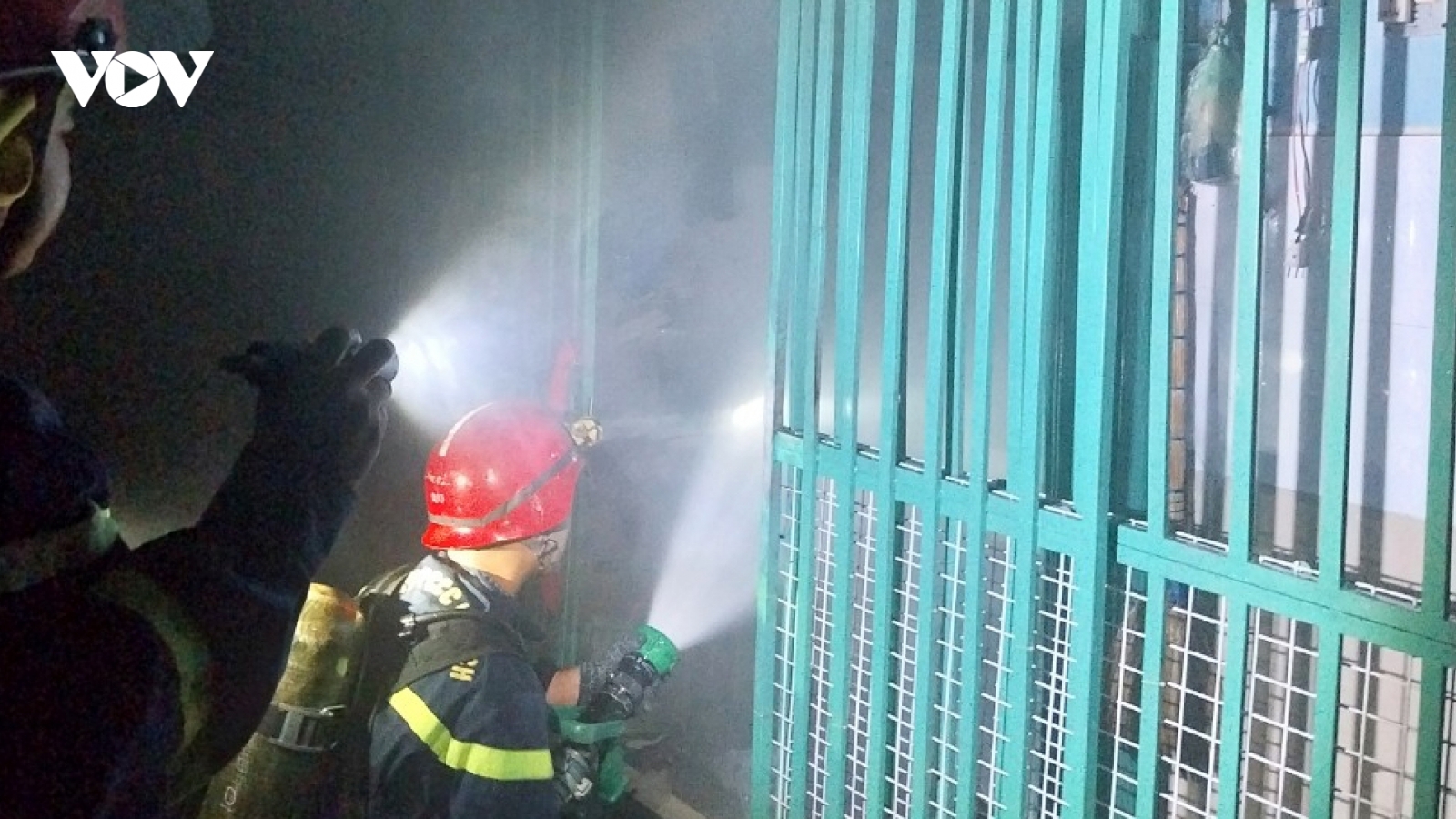 TP.HCM: Cháy nhà lúc rạng sáng, 4 người mắc kẹt được giải cứu kịp thời