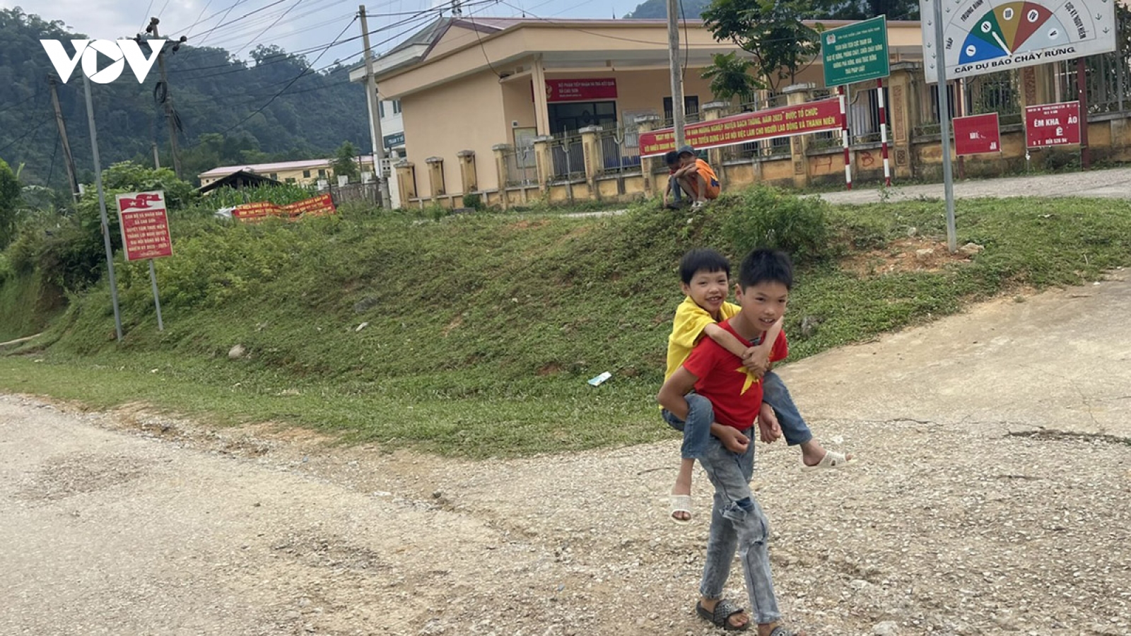 Khát vọng tương lai trên lưng cậu trò nhỏ vùng cao